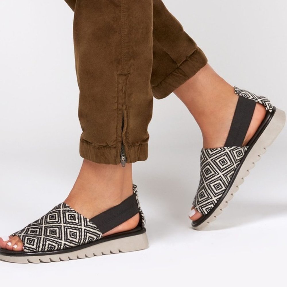 Skechers size 10 Jigsaw Picnic Slingback Sandals Boho Luxe Foam Sole black white